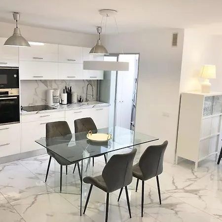 Apartamento Con Piscina Cerca De Puerto Colon *