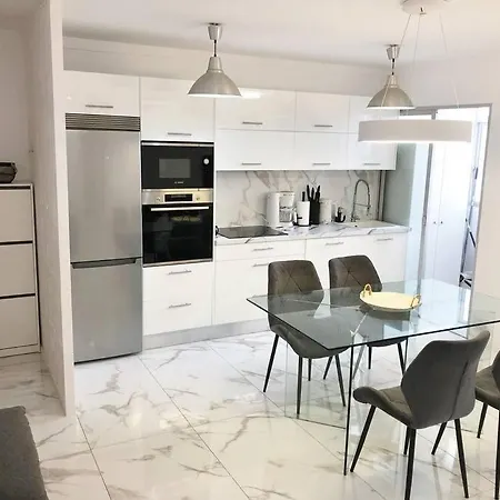 Apartamento Con Piscina Cerca De Puerto Colon Apartment *
